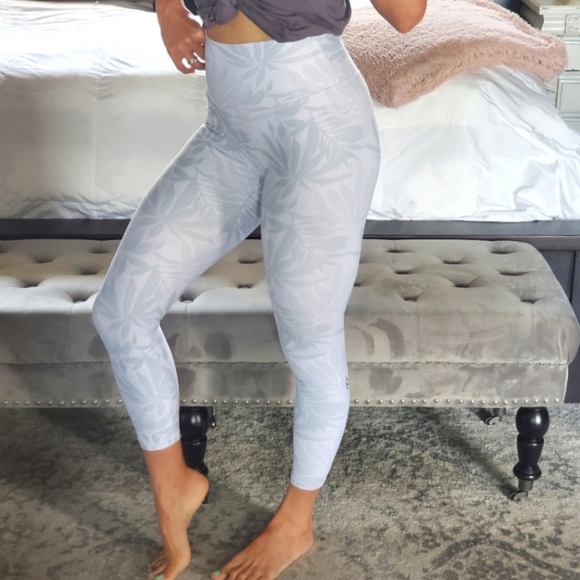 3 pair bundle of Desaree leggings - Picture 7 of 11